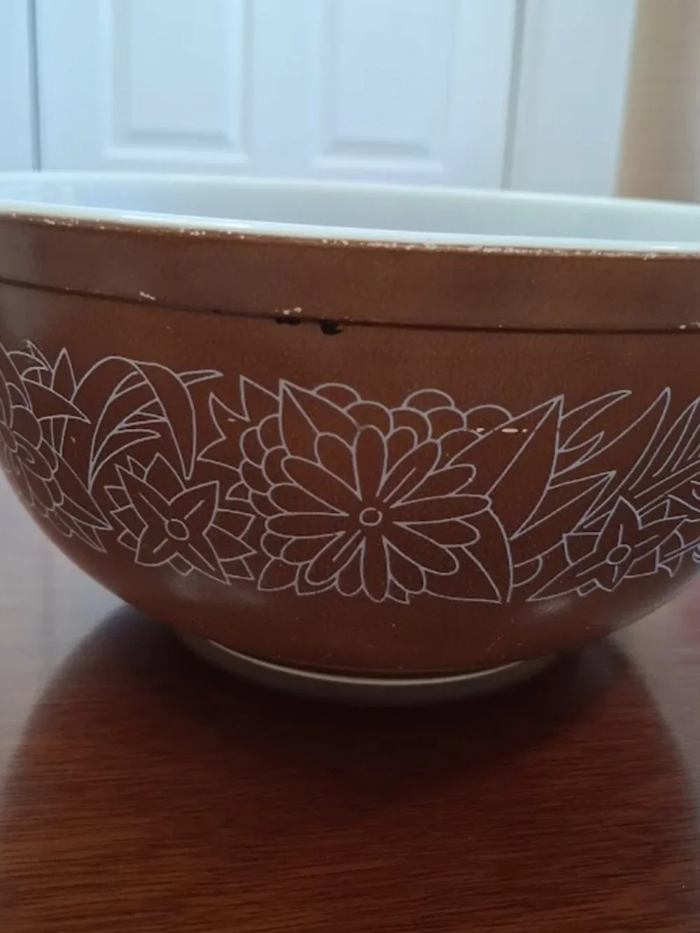 Vintage PYREX 403 Woodland 2 1/2 Quart Mixing Bowl by Corning. Brown and White